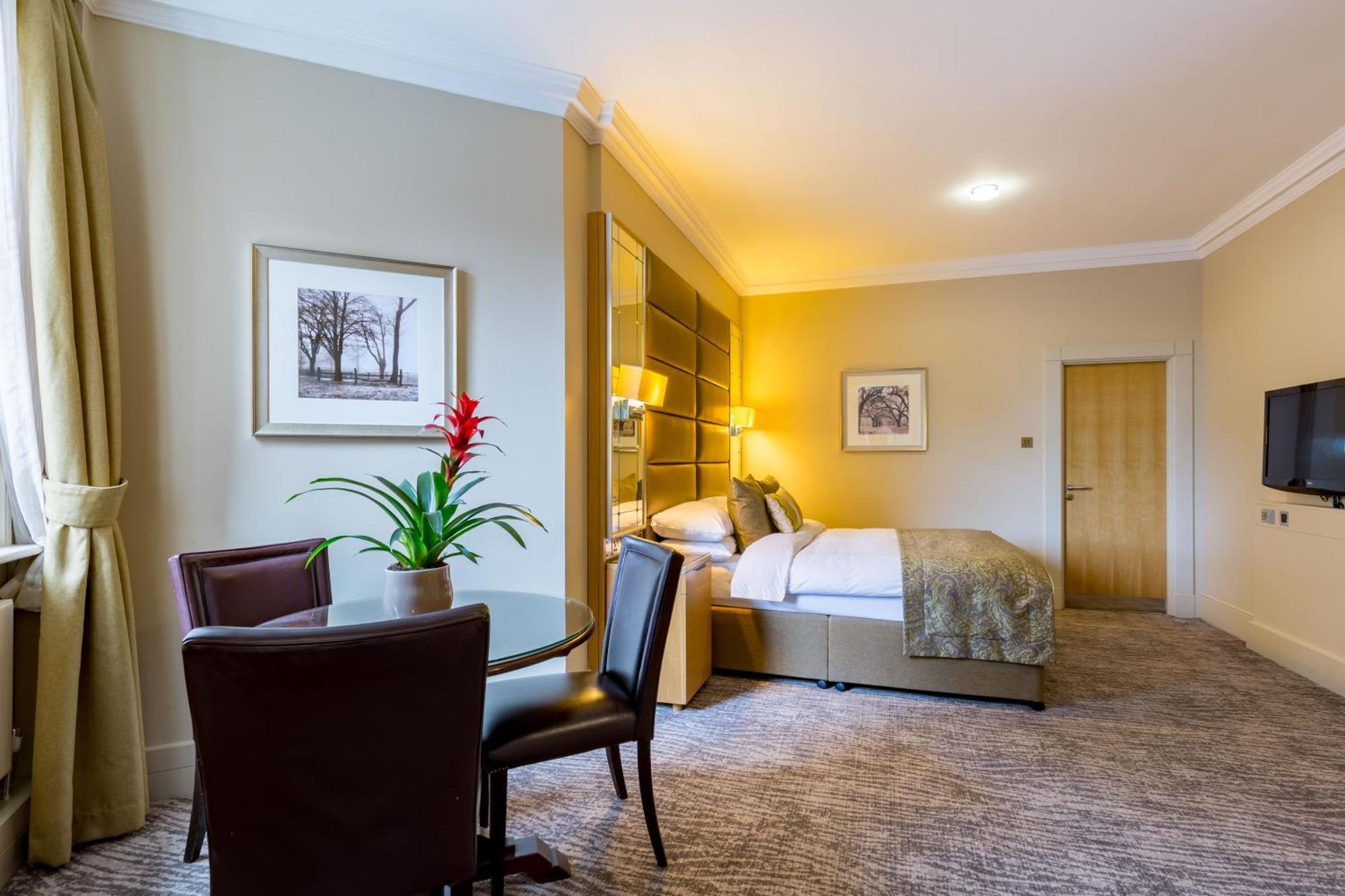 Woodlands Park Hotel Cobham  Dış mekan fotoğraf